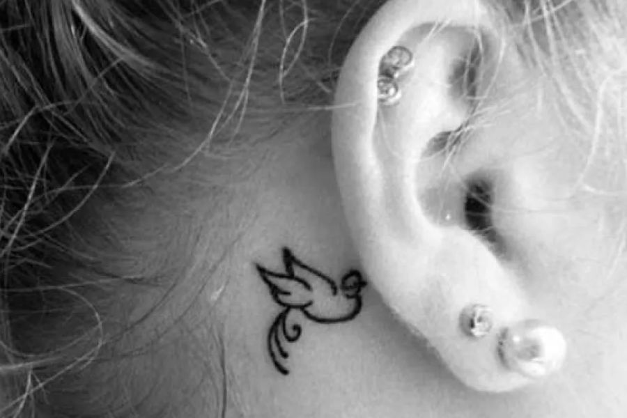 tatuagem atras da orelha