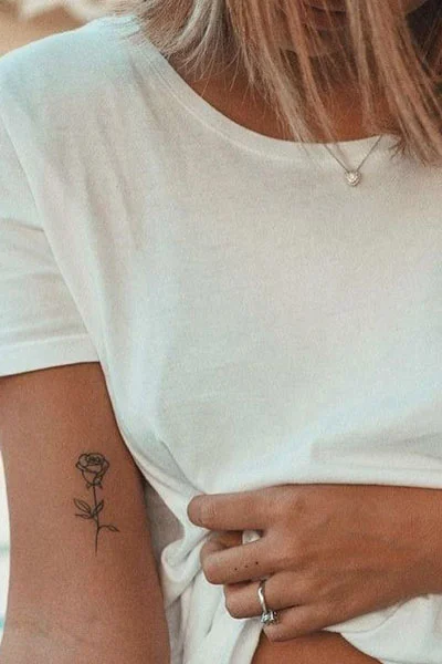 tatuagem de rosa no braço