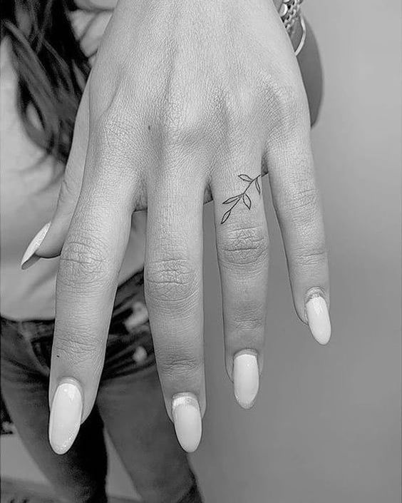 tatuagem feminina de mão