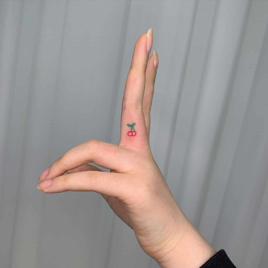 tatuagem no dedo cereja