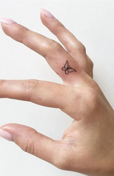 tattoo borboleta no dedo