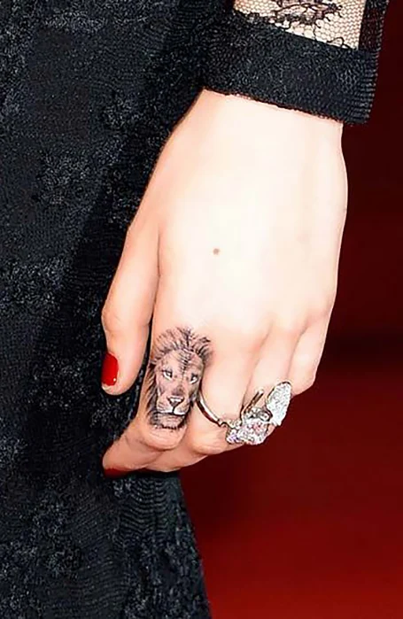 tattoo dedo leão