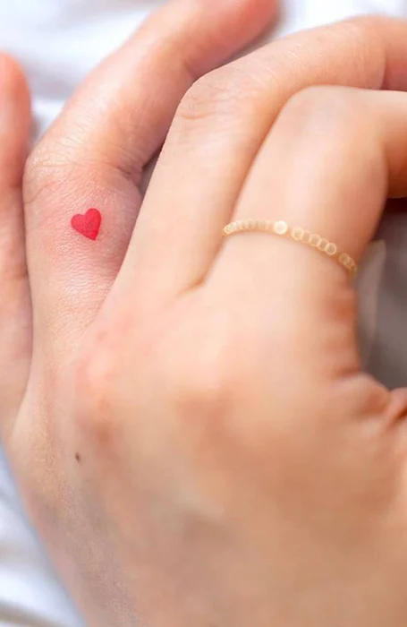 tatuagem de coração no dedo