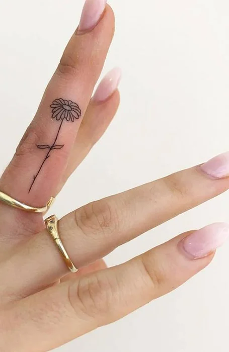 tatuagem de flor no dedo
