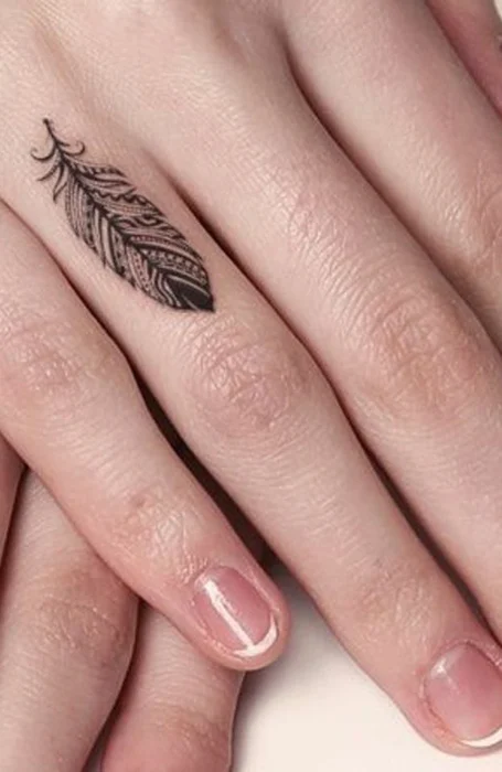 tatuagem de pena no dedo