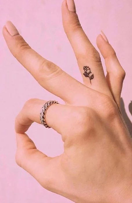 tatuagem de rosa no dedo