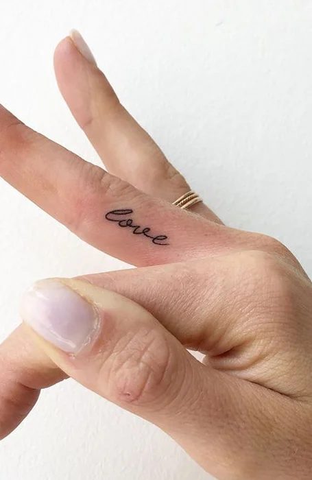 tatuagem lateral no dedo